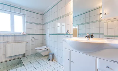 Bad mit Dusche und WC