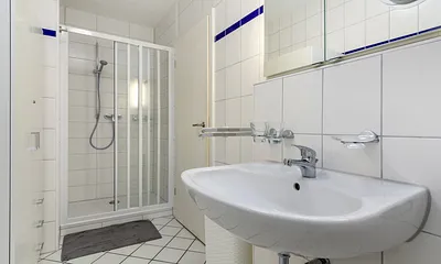 Das Bad bietet Dusche, WC und Fön.