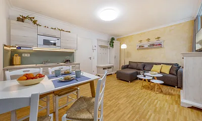 Auf der Couch kann für 2 Kinder oder 1 Erwachsenen aufgebettet werden.