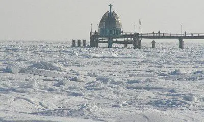 Seebrücke und Tauchgondel im Winter