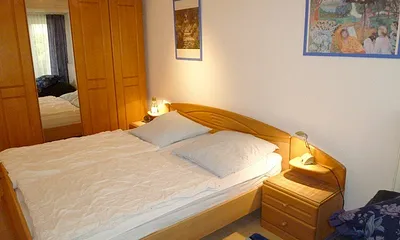 Schlafzimmer mit Doppelbett und zusätzlichem Einzelbett