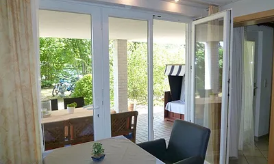 Gemütliche Ledersessel, Blick auf die Terrasse und ins Grüne