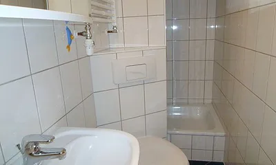 Bad mit Dusche und WC