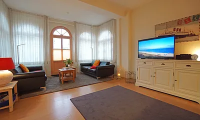 Wohnzimmer mit Blick in Richtung Terrassentür