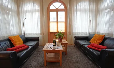 gemütliche Sitzecke mit Blick in Richtung Terrasse