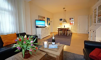 Wohnzimmer mit Flachbildfernseher,Couch & Esstisch