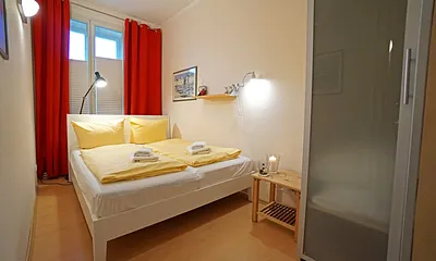 erstes Schlafzimmer mit Doppelbett (160x200 cm)