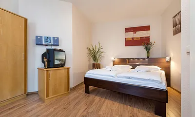 Im großen Schlafzimmer gibt es ein TV-Gerät ...