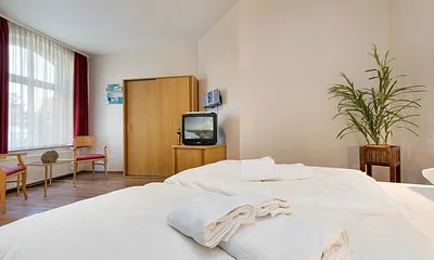 ... sowie Doppelbett und Kleiderschrank.