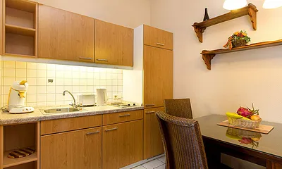 Die neue Küchenzeile bietet nun Geschirrspüler, Backofen, 2-Platten-Cerankochfeld, Kühlschrank mit Eisfach etc. Hier im Bild noch die alte Küche.