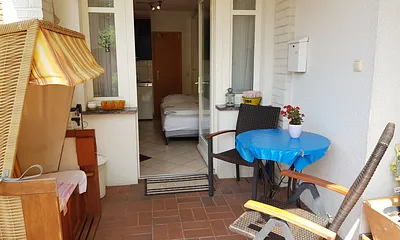 Überdachte Terrasse mit Strandkorb
