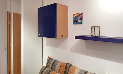 Kleiderschrank mit praktischer Ausstattung und Spiegeltür