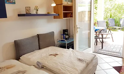 Komfortable Schlafcouch, Liegefläche mit hochwertigem Topper