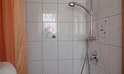 Modernes Bad mit Dusche, WC und Fenster