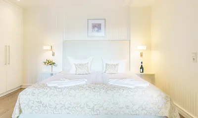 Schlafzimmer mit XXL-Doppelbett