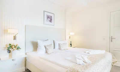 Schlafzimmer mit XXL-Doppelbett