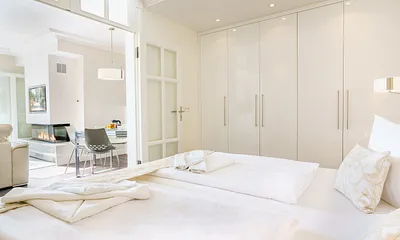 Schlafzimmer mit XXL-Doppelbett