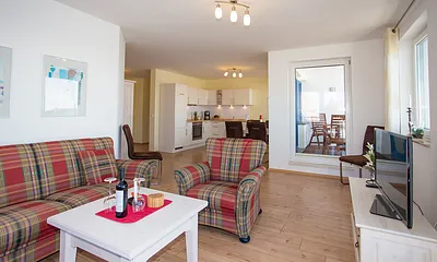 Großzügiger Wohn-/Essbereich mit großem Flachbild TV, Balkon mit direktem Blick auf den Yachthafen