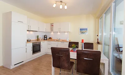 Wohnküche mit großem Essbereich und Geschirrspüler und Backofen