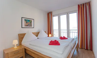 Schlafzimmer 1 mit Blick auf das Wasser