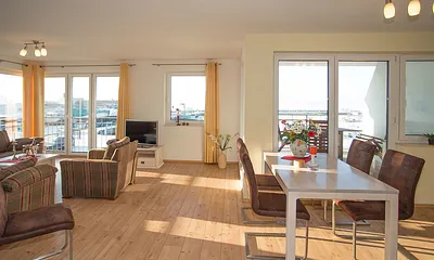 Wohn- und Essbereich mit Blick auf den Wieker Yachthafen