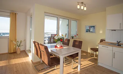 Essbereich mit einem großen ausziehbaren Esstisch