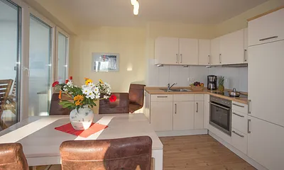 Wohnküche mit Geschirrspüler und Backofen