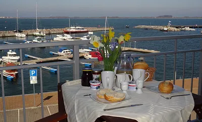 Blick vom Balkon auf den Wieker Yachthafen