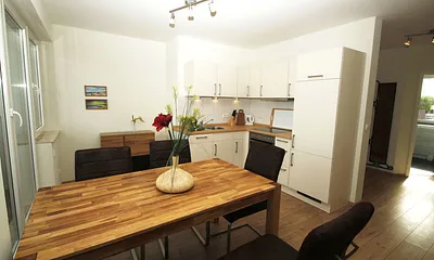 Wohnküche mit großem Essbereich und Geschirrspüler und Backofen