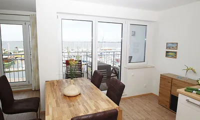 Esstisch mit Blick auf den Wieker Yachthafen