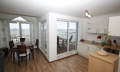 Koch-/Essbereich mit Backofen und Geschirrspüler