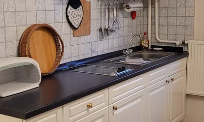 Küchenzeile mit 2-Platten-Herd