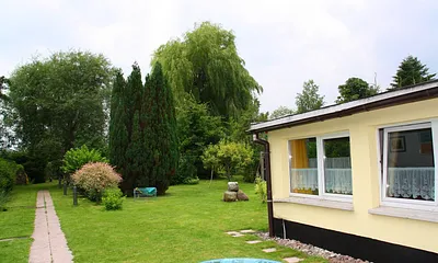 Direkt am Wasser... hinter den Bäumen beginnt der Schmachter See