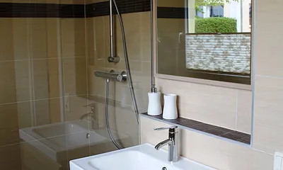 Niegelnagelneues Badezimmer mit besonders großer Dusche. 