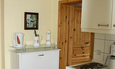 Kleine Küchenzeile mit 2-Platten Ceranfeld, Kühlschrank, Toaster, Kaffeemaschine, Wasserkocher ....