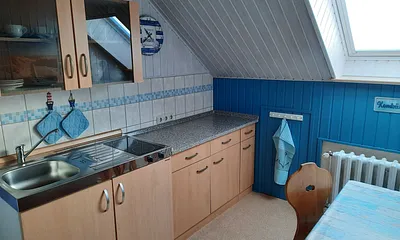 Küche mit Toaster, Kaffeemaschine und Wasserkocher