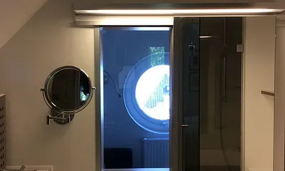 Beim Zähneputzen auf das Meer schauen, dank verschiebbarem Spiegel im Bad