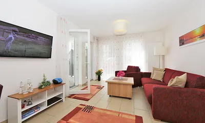 Wohnbereich mit Zugang zur Terrasse