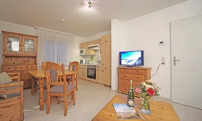 Esstisch mit vollausgestatteter Küchenzeile