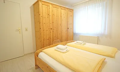 Schlafzimmer mit Doppelbett