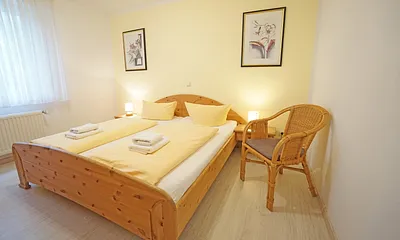 Schlafzimmer mit Doppelbett