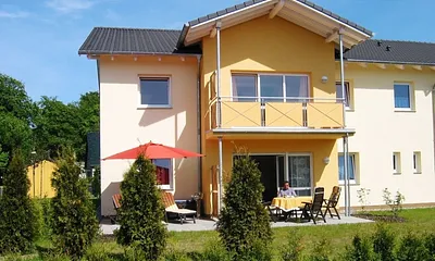 Hauseingang mit Parkplatzbereich 