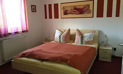 11 qm großes Schlafzimmer mit 1,60 m x 2,00 m großen Doppelbett 