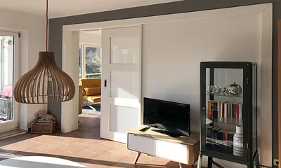 Wohnzimmer mit Balkon & Blick auf den Schloonsee