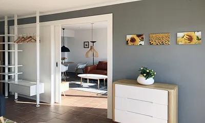 Schlafzimmer I mit Blick ins Wohnzimmer