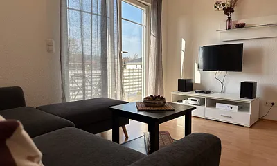 WOHNBEREICH MIT BLICK ZUM BALKON