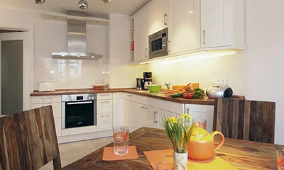 moderne integrierte Küchenzeile mit Eßplatz