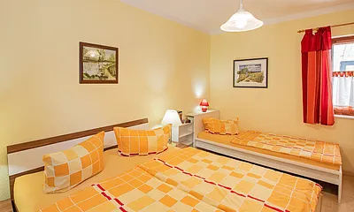 Schlafzimmer mit Aufbettmöglichkeit.