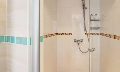 Badezimmer mit Blick in die Dusche.