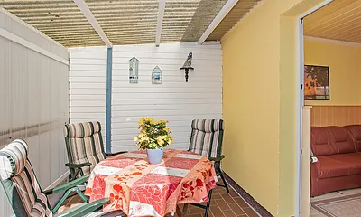 Terrasse mit Sitzgelegenheit.